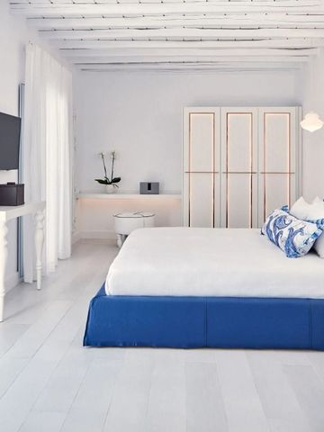 Geräumiges Hotelzimmer in Weiß mit blauen Akzenten