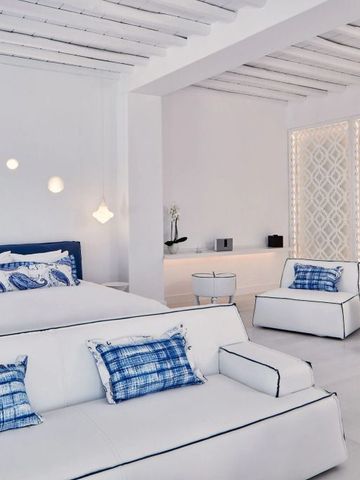 Geräumiges Zimmer in Weiß mit blauen Akzenten und moderner Dekoration