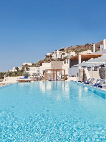 Infinity Pool mit türkisfarbenem Wasser und luxuriöser Hotelanlage im Hintergrund