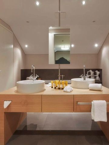 Luxuriöses Badezimmer mit Doppelwaschbecken und moderner Ausstattung
