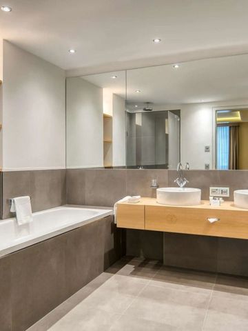 Geräumiges Badezimmer mit Badewanne und modernem Design