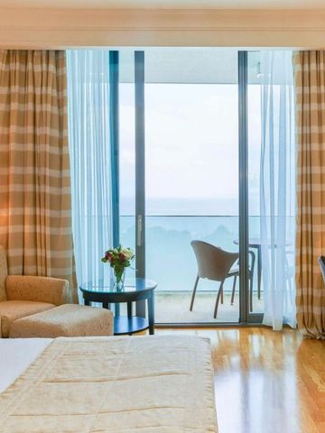 Elegantes Hotelzimmer mit Balkon und Meeresblick