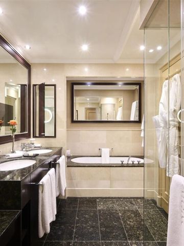 Modernes Badezimmer mit Glasdusche und Badewanne im Kempinski Hotel Adriatic