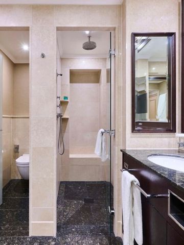 Modernes Badezimmer mit eleganter Duschkabine und luxuriösem Waschbereich