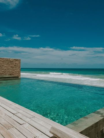 Infinity-Pool mit Meerblick unter blauem Himmel