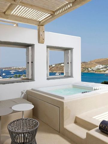 Terrasse mit Whirlpool und Blick auf das Meer in Mykonos