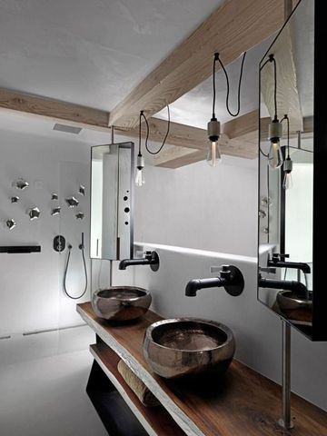 Modernes Badezimmer mit doppeltem Waschbecken und stilvoller Beleuchtung