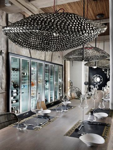Exklusives Restaurant mit beeindruckenden Weinregalen und kunstvollen Dekorationen