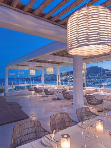 Elegante Terrasse mit Meerblick und stimmungsvoller Beleuchtung bei Abenddämmerung