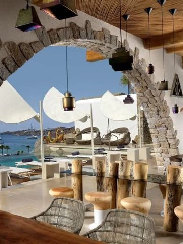 Moderner Loungebereich mit Steinakzenten und Blick auf das Meer