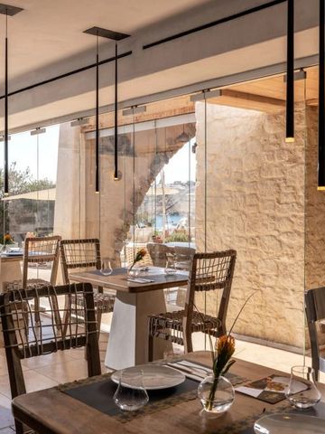 Helles Restaurant mit großen Fenstern und stilvollen Möbeln