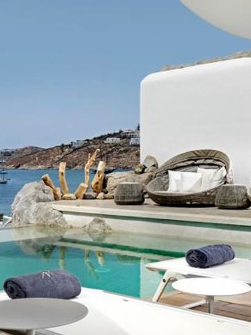 Infinity-Pool mit Meerblick und eleganten Liegen