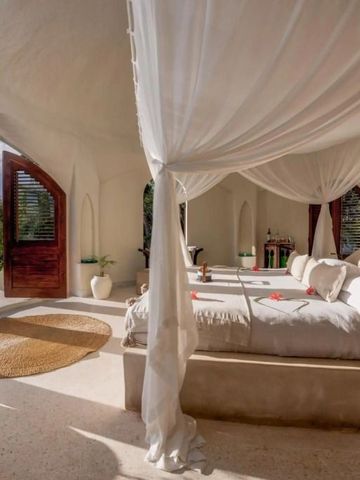 Geräumiges Schlafzimmer mit Himmelbett und Panoramaaussicht