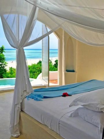 Offenes Schlafzimmer mit Blick auf das blaue Meer und Privatpool