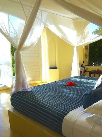Helles Schlafzimmer mit Zugang zur Terrasse und Ausblick auf Pool und Ozean
