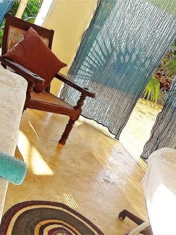 Massagebereich mit Liegen in offenem Ambiente mit Naturblick