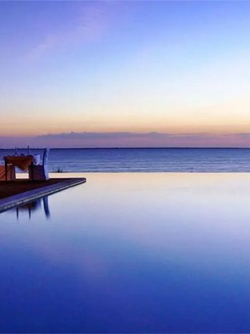 Infinity Pool mit Blick auf den Sonnenuntergang über dem Ozean