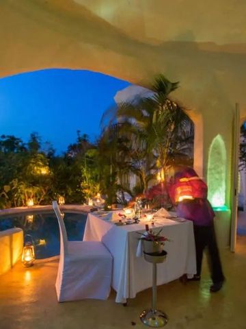 Romantische Terrasse im Freien mit Kerzenlicht und Pool bei Nacht