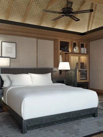 Gemütliches Hotelzimmer in warmen Tönen mit Kunstwerken und Holzakzenten.