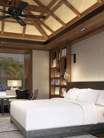 Stilvolles Hotelzimmer mit traditionellem Holzdach und komfortabler Einrichtung.