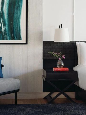 Elegantes Schlafzimmer mit Sofa und moderner Wandkunst