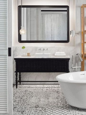 Modernes Bad mit eleganter Badewanne und geschmackvollen Fliesen