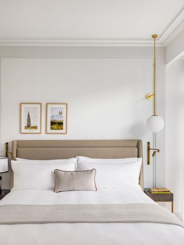 Helles Hotelzimmer mit großem Bett und minimalistischer Dekoration