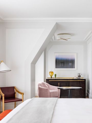 Geräumiges Zimmer mit Sitzbereich und modernem Interieur