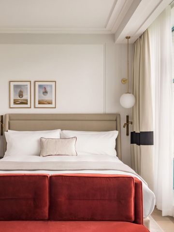 Elegantes Hotelzimmer mit großen Fenstern und gemütlichem Doppelbett