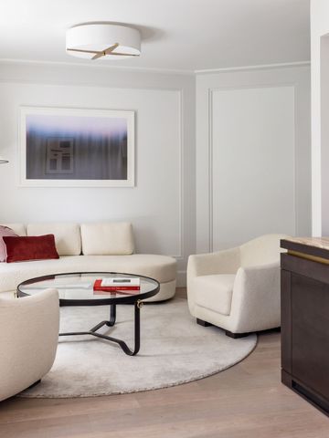 Luxuriöser Wohnbereich mit Designer-Möbeln und Kunst an der Wand