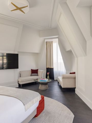 Geräumiges Zimmer mit Sitzecke und moderner Einrichtung