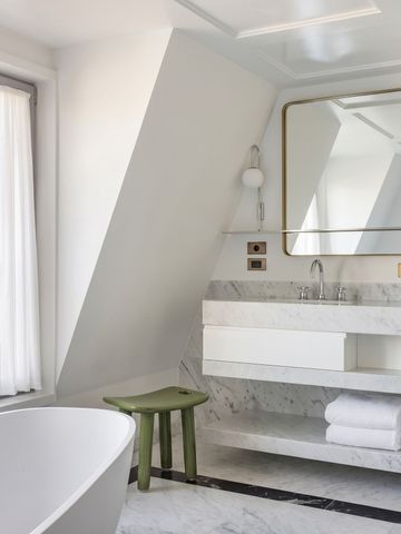 Helles Badezimmer mit Badewanne und Blick auf die Stadt