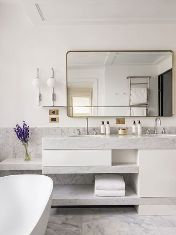 Modernes Badezimmer mit Doppelwaschbecken und eleganter Einrichtung