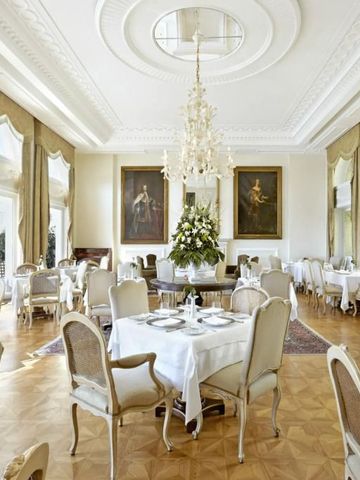 Helles Restaurant mit klassischem Dekor und großen Fenstern