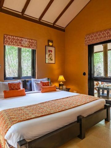 Geräumiges Schlafzimmer mit großem Bett und Zugang zu einer privaten Terrasse