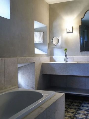 Modernes Badezimmer mit großer Badewanne und stilvollem Waschbecken