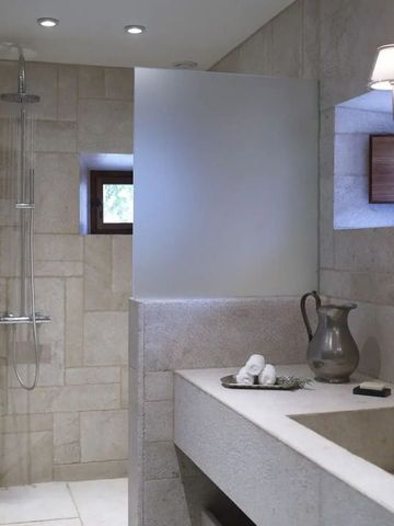 Geräumiges Badezimmer mit Dusche und stilvollem Waschbereich