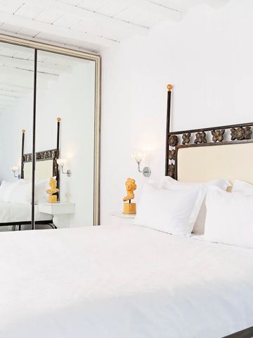 Zimmer mit Spiegelwand und geschmackvollen Akzenten, einladendes und elegantes Design.