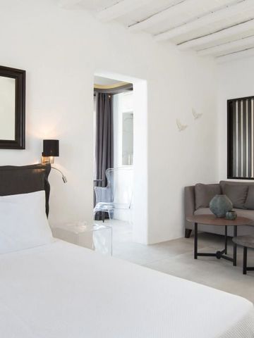 Helles Zimmer mit stilvollem Sofa und komfortablem Bett