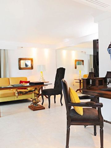 Geräumige Suite mit eleganten Möbeln und großen Spiegeln