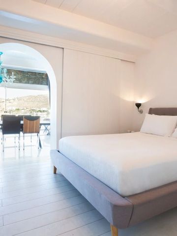 Modernes Schlafzimmer mit großer Fensterfront und atemberaubendem Ausblick