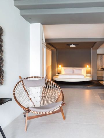 Elegantes Hotelzimmer mit rundem Bett und stilvollem Sessel