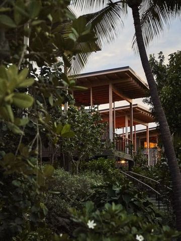 Bungalow im tropischen Garten bei Sonnenuntergang