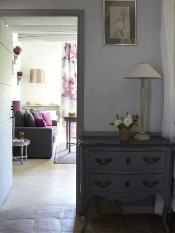 Elegantes Zimmer mit antikem Möbelstück und Blumen in einem gemütlichen Ambiente