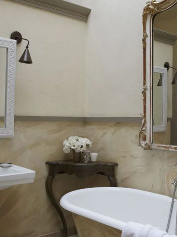 Elegantes Badezimmer mit Badewanne und antiken Details