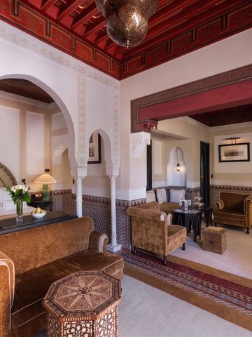 Luxuriöse Hotelsuite im marokkanischen Stil mit Ornamentdecke und Dekorationen.