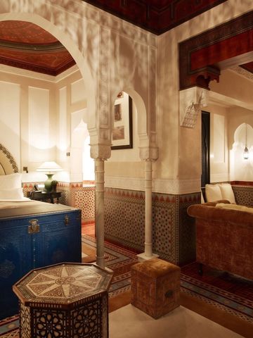 Elegante Suite im traditionellen marokkanischen Stil mit kunstvoller Dekoration.