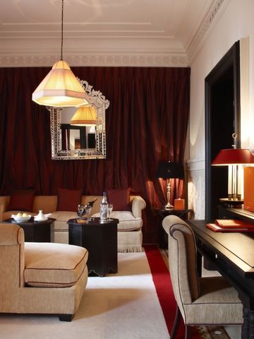 Gemütliches Wohnzimmer mit eleganter Einrichtung und sanfter Beleuchtung