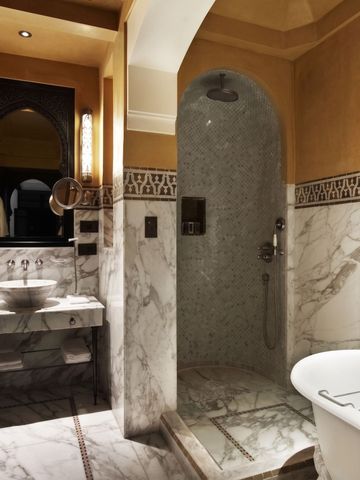 Luxuriöses Badezimmer mit freistehender Badewanne und Marmordetails