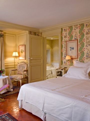 Gemütliches Hotelzimmer mit Doppelbett und klassischer Einrichtung